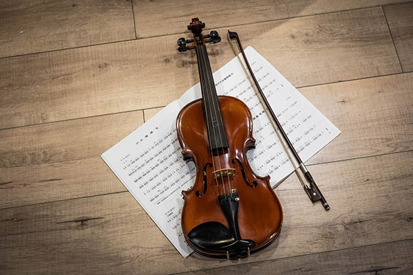 判断小提琴的音质，要从以下三个方面考虑